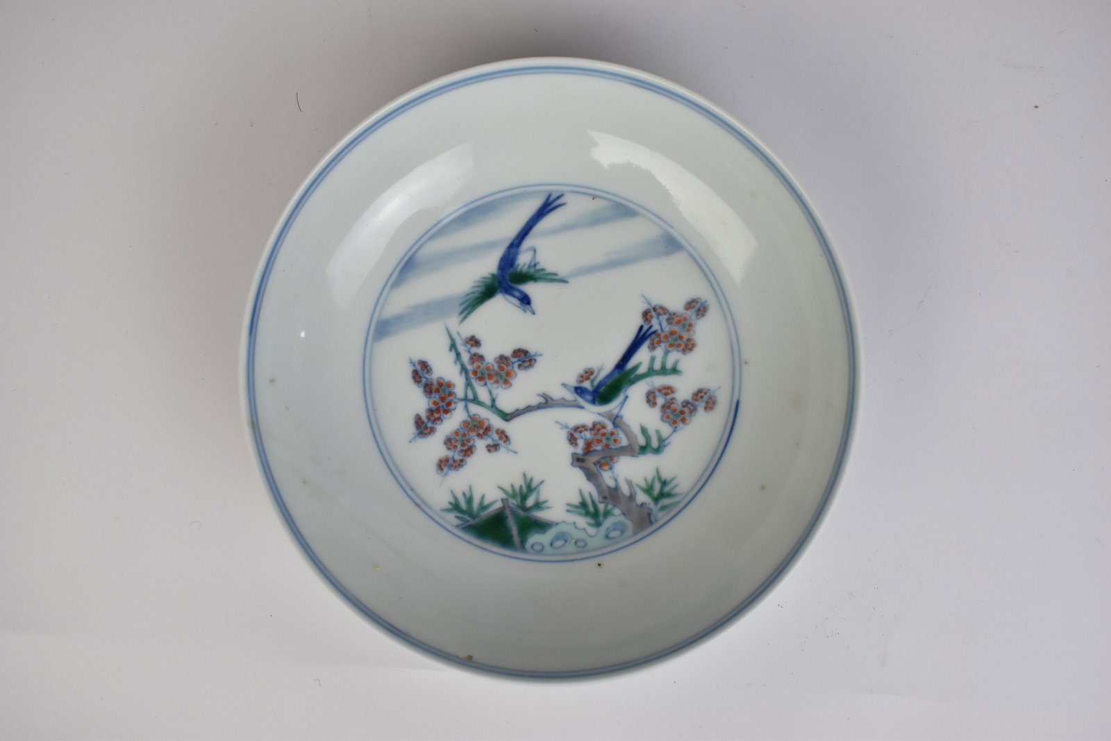 Qing kangxi blue and white fighting colours: diameter6.1in, Kangxi doucai still has the style of the late Ming Dynasty, which is characterized by sparsity and beauty. It is simple and sparsely. This plate depicts the artistic conception of happy
