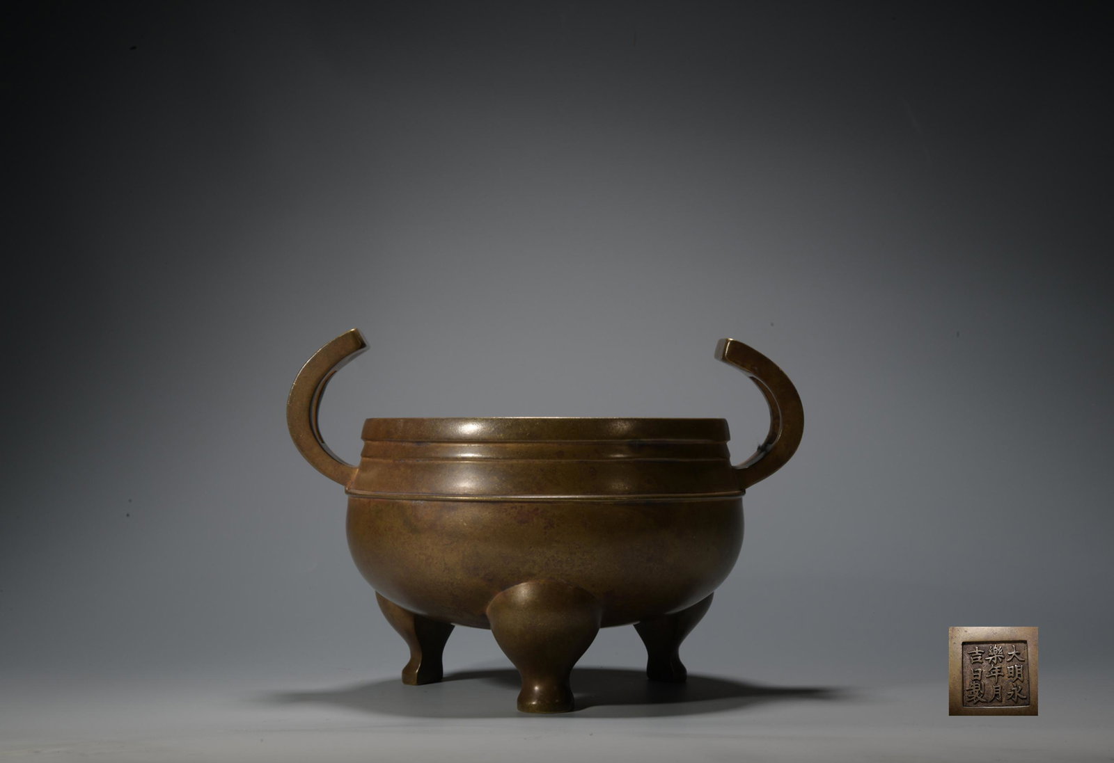 Ming dynasty bronze incense burner: Height5.3in,length7.1in,caliber5.3in,weight102.2oz