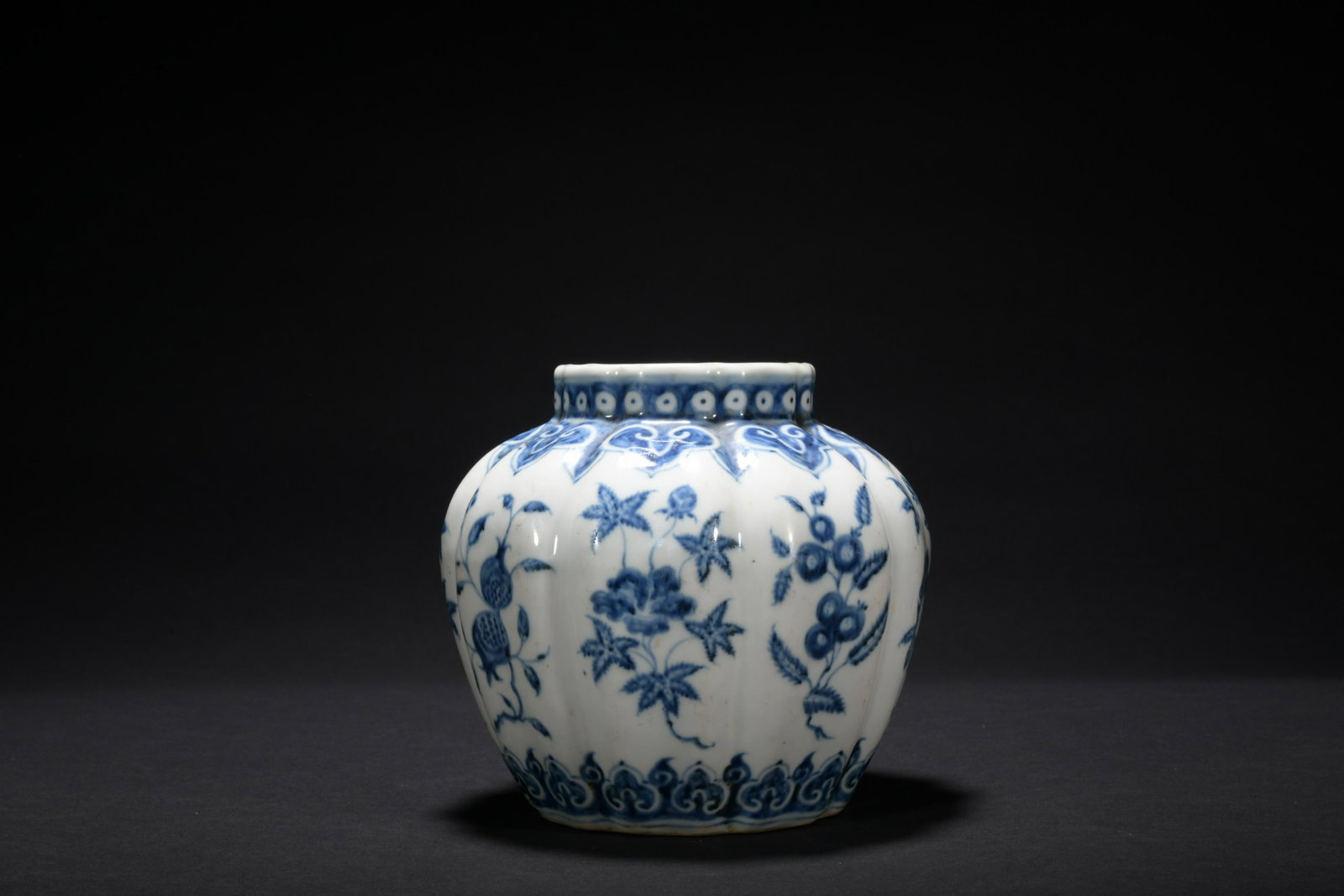 Ming dynasty blue and white jar with flowers pattern: Height5.3in,caliber3.1in,