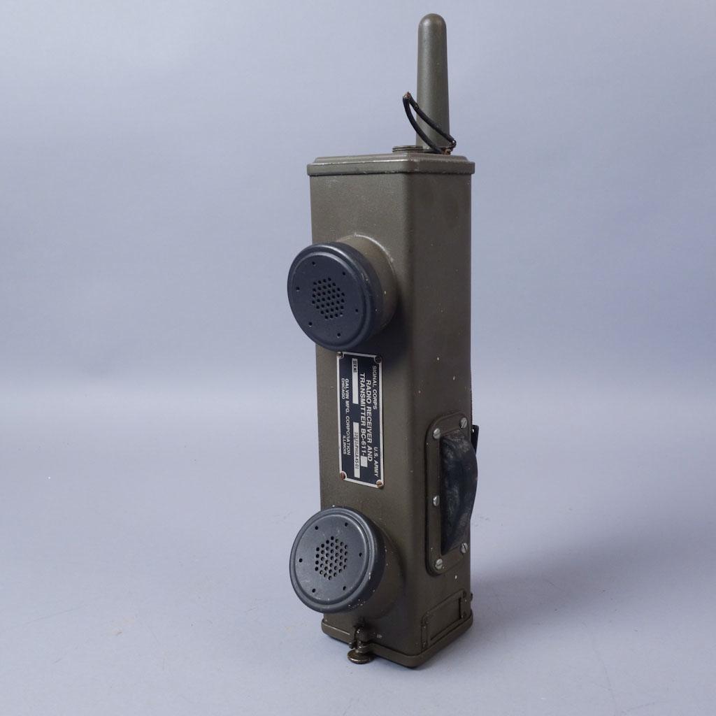 WW2 US Army Signal Corps Hand Radio: WWII US Army Signal Corps Radio Receiver/Transmitter. 16" tall (antenna stowed) x 4" x 5"