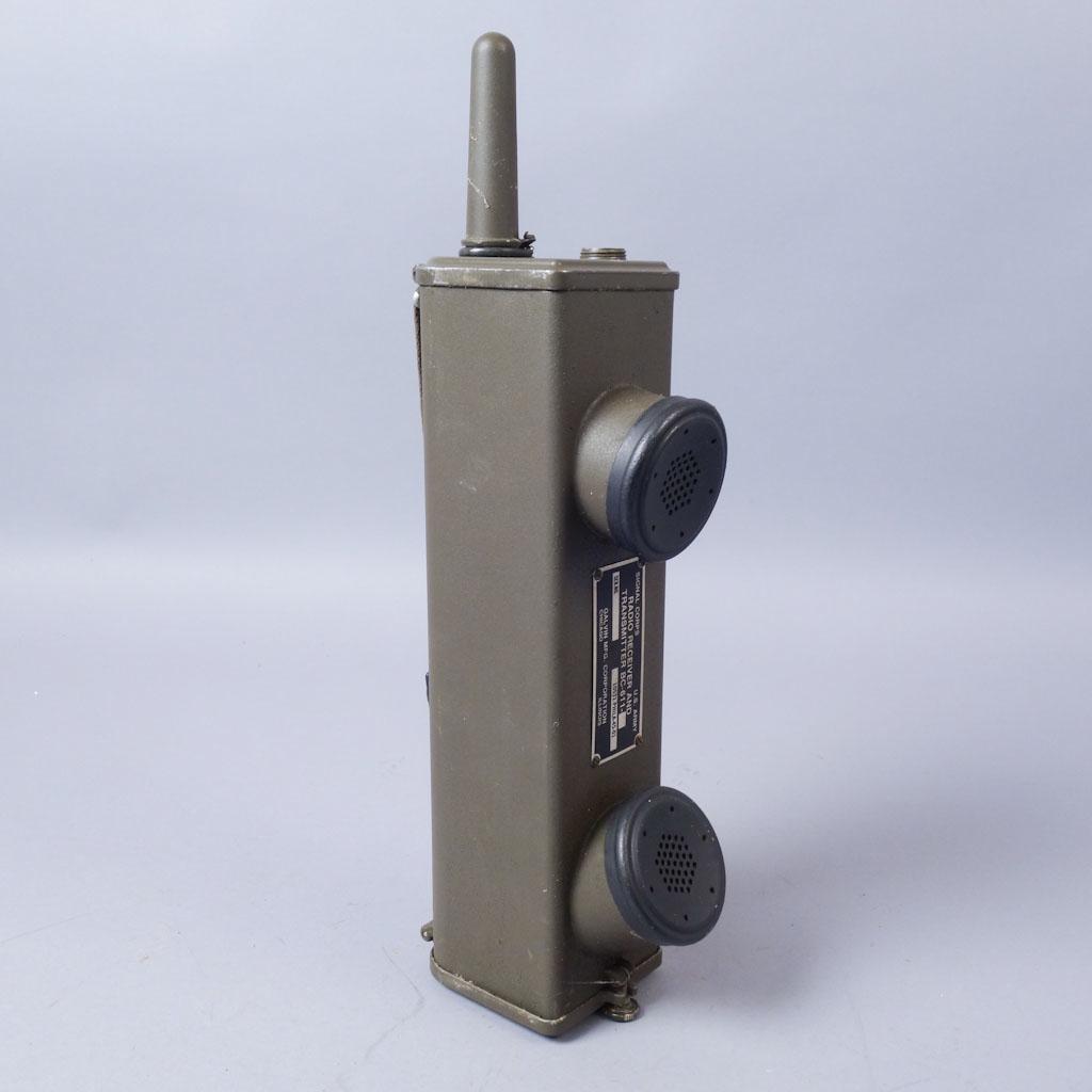 WW2 US Army Signal Corps Hand Radio: WWII US Army Signal Corps Radio Receiver/Transmitter. 16" tall (antenna stowed) x 4" x 5"