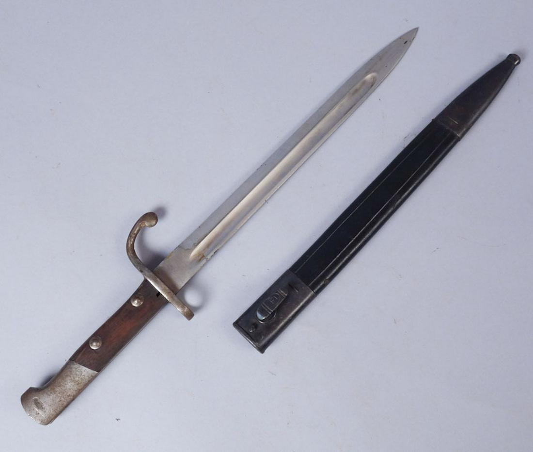 Antique German WW1 Bayonet: German WW1 Simson & Co. Suhl bayonet with sheath. Blade stamped "Simson & Co. Suhl", "RB", "L","x", Crossguard stamped "1610". Sheath stamped "F1". Total 17", blade 11 3/4"