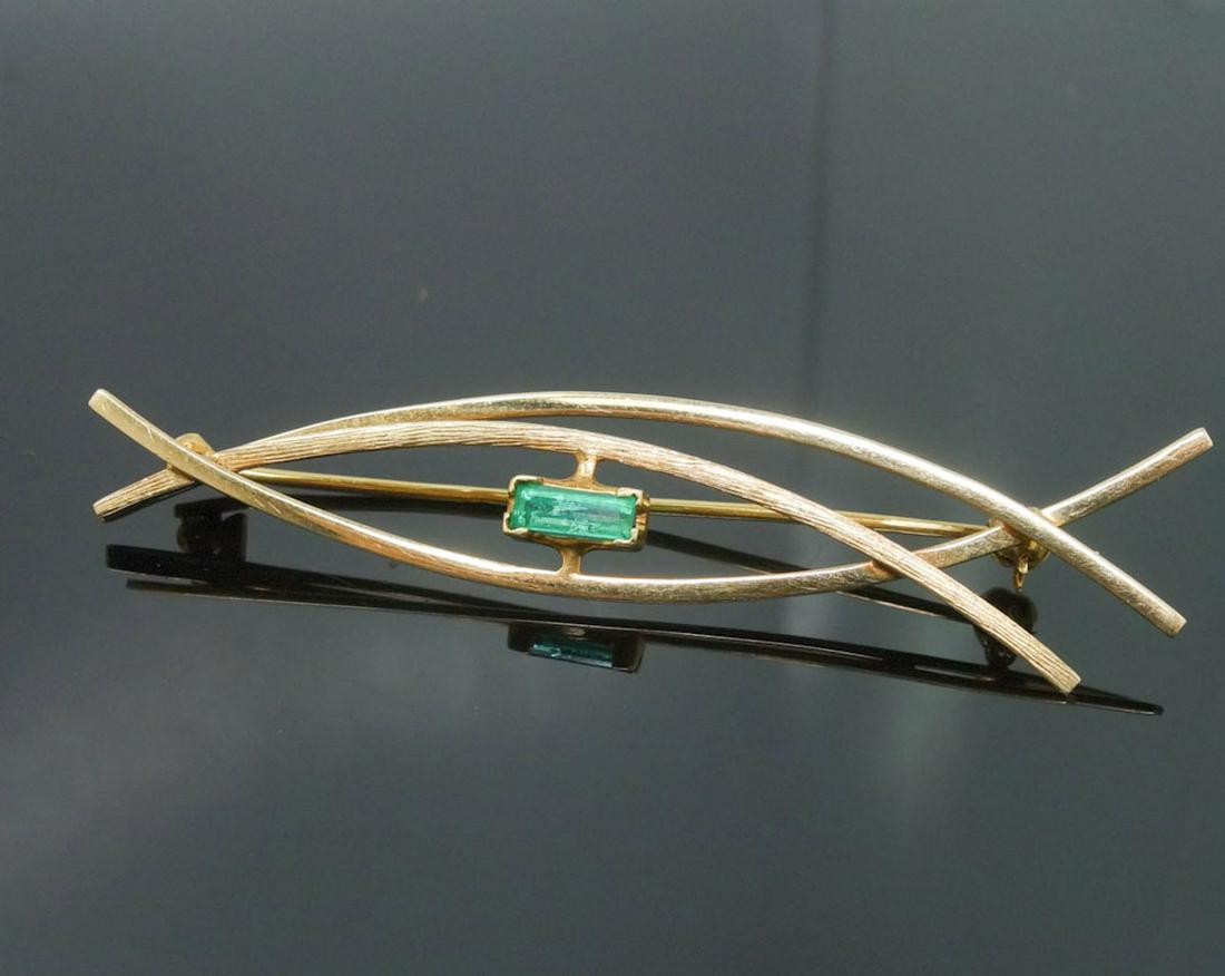 H Stern MCM 18k Gold Emerald Abstract Brooch w Pouch: This is an elegant estate found vintage brooch pin from Hans Stern Jewelers dating to the 1960s/70s. Rendered in fine 18k yellow gold, this pin features an abstract design with a natural emerald at th