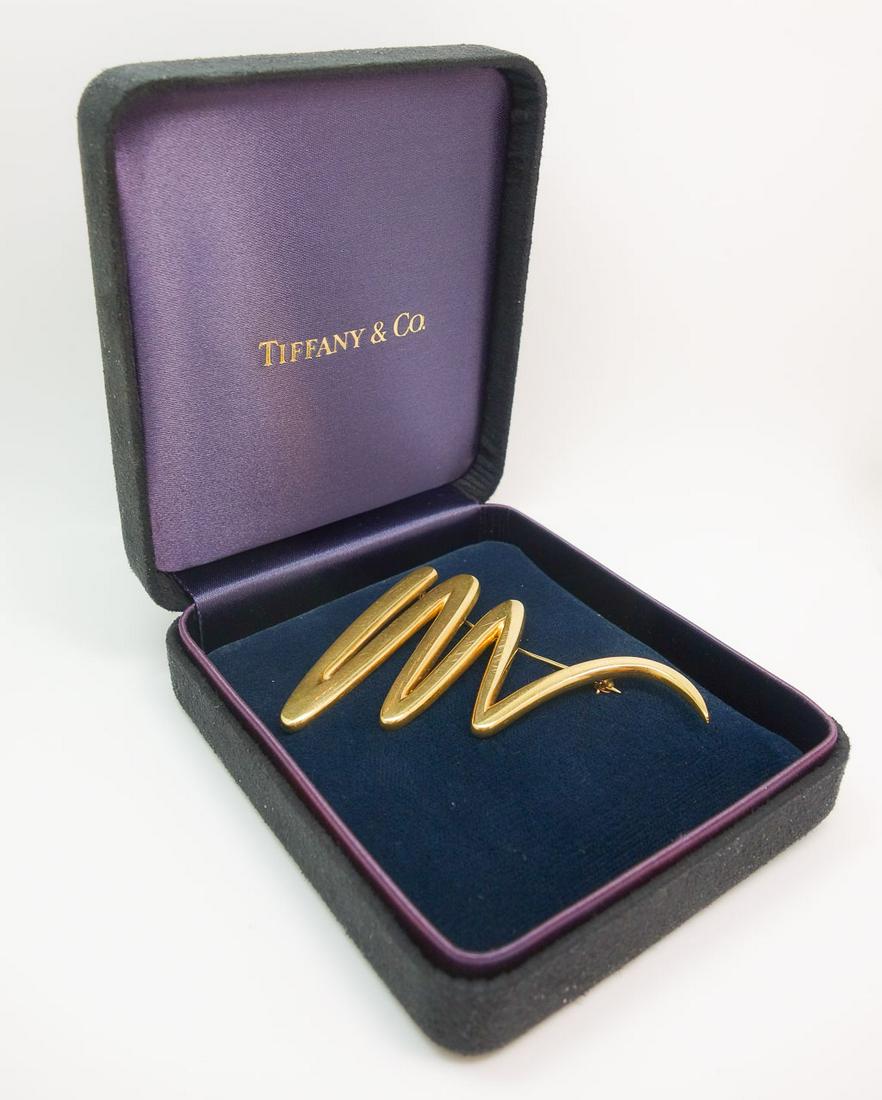 18k Tiffany & Co Paloma Picasso Large Scribble Brooch: This is a beautiful vintage Tiffany & Co. brooch. Rendered in fine 18k yellow gold, it features a Paloma Picasso scribble design. The back of the brooch is stamped "[copyright] 1983 Tiffany & Co 18K P