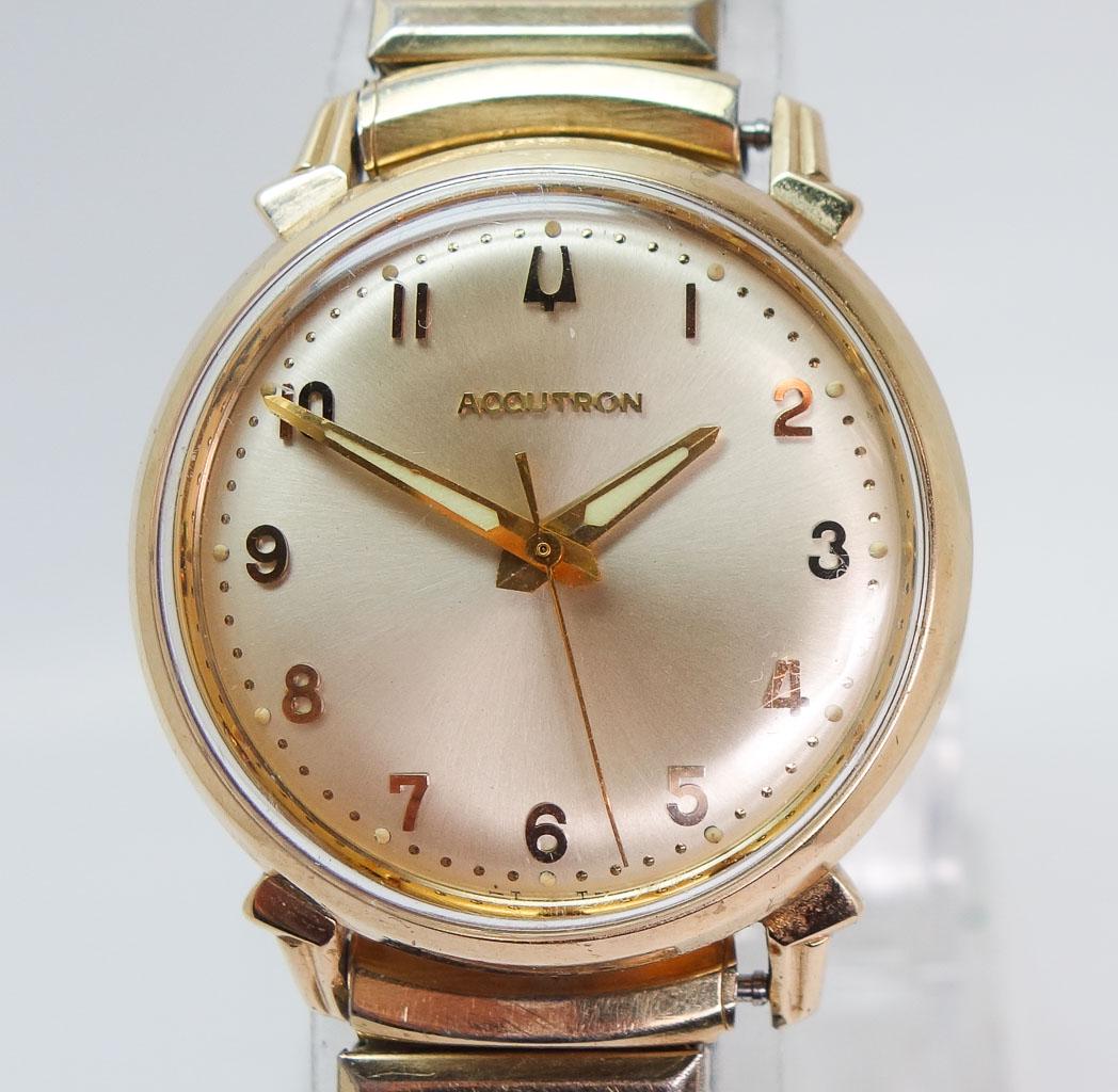Vintage 1950s Accutron by Bulova Mens Watch: A fine vintage 1950s battery operated Accutron by Bulova men's watch. The watch case measures 34.9mm x 34.9mm. From lug end to lug end it measures 40.4mm. The bracelet width is 15.3mm.