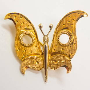 18 K Yellow Gold Butterfly Pin: This vintage brooch butterfly pin is rendered in 18K yellow gold. It features engraved and filigree designs. This pin measures 1 1/8 x 1" and weighs 2.0dwt.