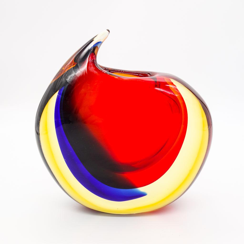Luigi Onesto Sommerso Murano Art Glass Vase: A Murano art glass vase is designed by Luigi Onesto. The sommerso technique involves layering multiple colors of glass for a distinct look. This vase has a stylized disc shape with upward sweeping cle