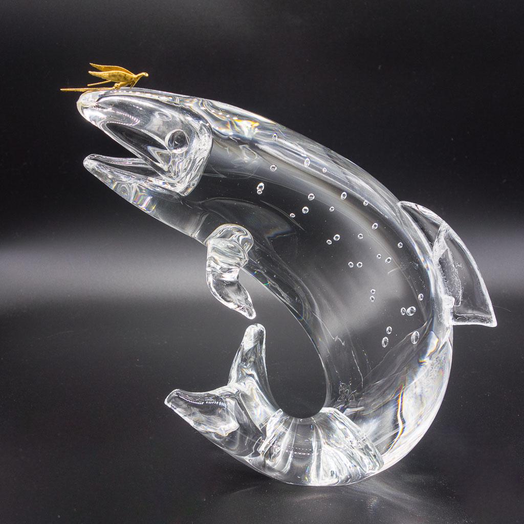 Steuben James Houston Crystal 18K Gold Leaping Trout: This is a handsome Steuben art glass sculpture dating to the 1960s. The sculpture features a trout leaping to catch a golden Royal Coachman fly. The trout's skin glistens with water drops, represented