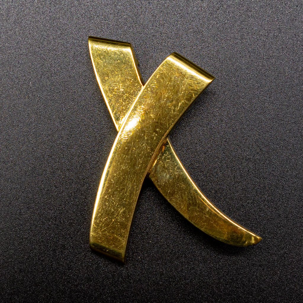 Tiffany Paloma Picasso 18K Gold Kisses Brooch Pin: This 18K yellow gold X shaped "Kisses" brooch is made by Paloma Picasso for Tiffany & Co. This brooch measures 2.25" x 1.75" and weighs 17.74dwt.