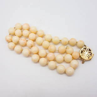 14K Gold 11+mm Angel Skin Coral Bead Necklace 20": This is a vintage single strand angel skin coral beaded necklace with a large 14K yellow gold clasp. Length: 20". Beads: 11-11.7mm. Total weight: 81.8g. 