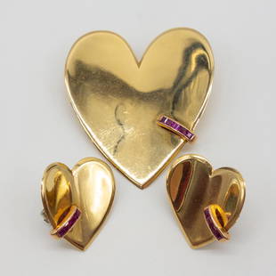 14K Retro Rose Gold Ruby Heart Brooch Earrings Suite: This is a vintage brooch and earrings suite rendered in fine 14K rose gold. The retro heart motif suite is set with faceted rubies. Brooch: 44.3 x 40mm. Earrings: 22 x 20mm. Total weight: 20.9g