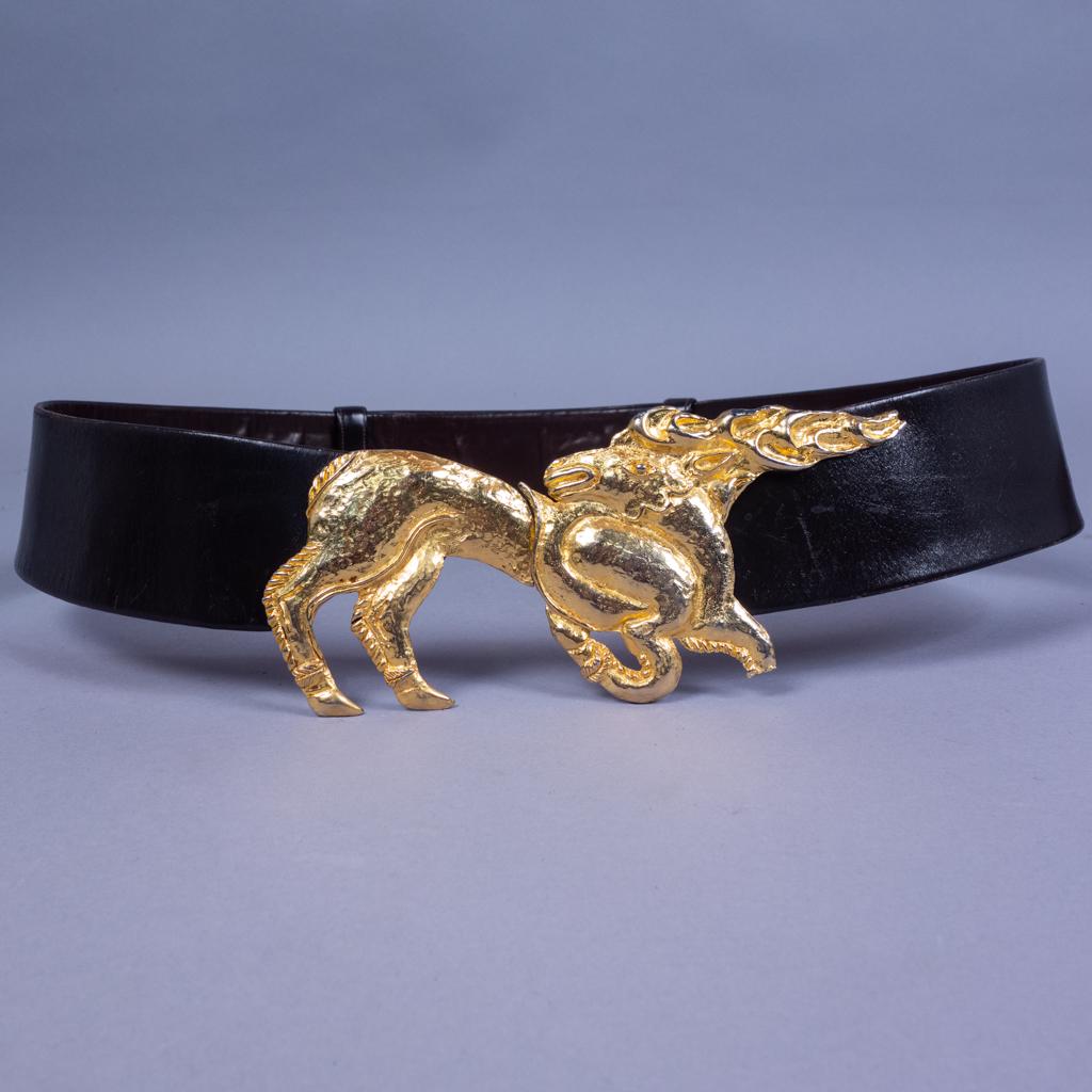 Judith Leiber Horse Motif Buckle Dk Brown Leather Belt: This is a designer Judith Leiber (Hungarian-American, 1921-1918) dark brown leather belt featuring a large horse buckle. Stamped on interior of belt for Judith Leiber. From the estate of Mrs. Charles