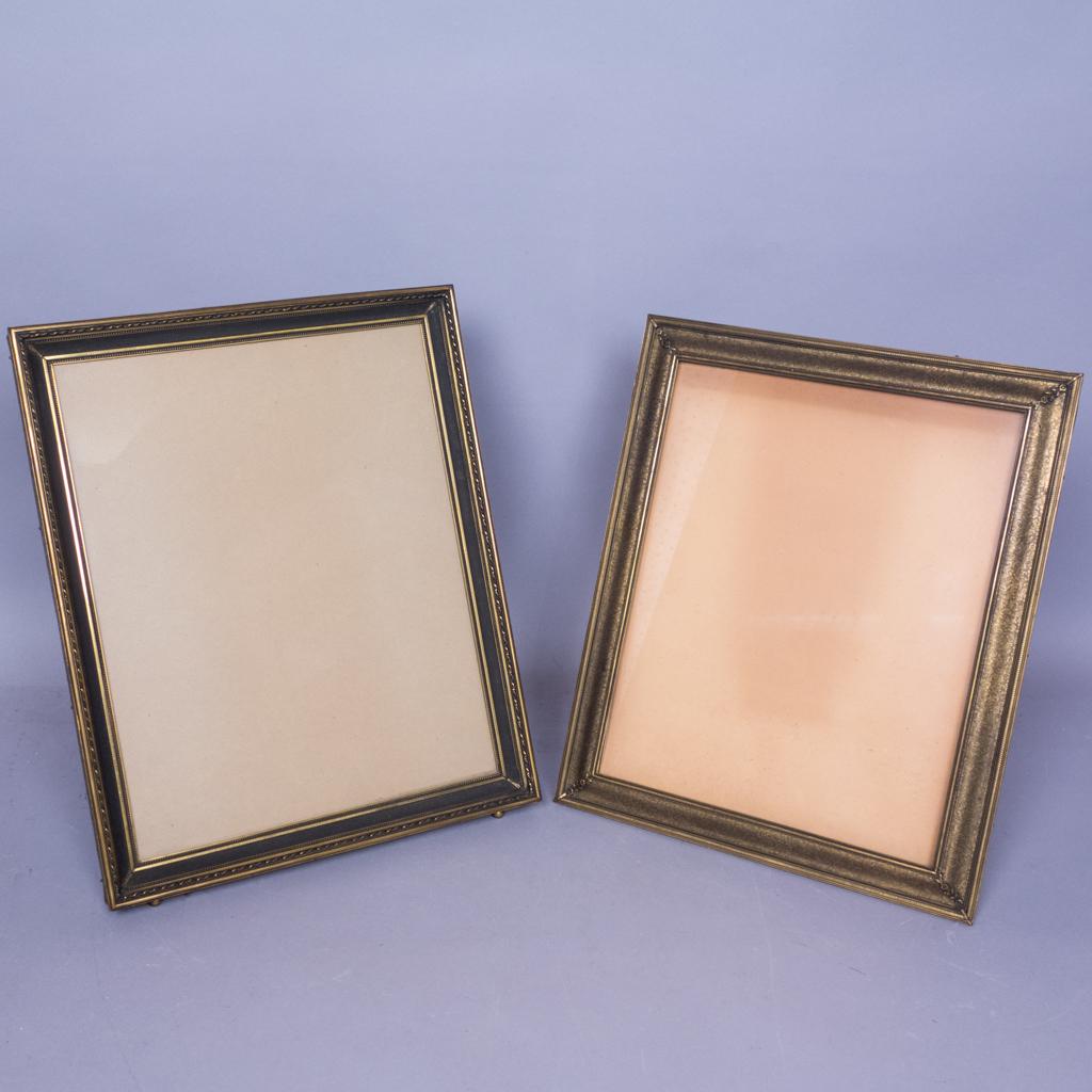 1920s Easel Back Lg Grand Piano Ornate Picture Frames: This is a fine lot of two easel back large grand piano picture frames dating to the 1920s. Floral designs. The smaller frame is 15 1/2 x 13 1/8" with a sight of 12 3/4 x 10 3/8". The other is 16 1/8 x