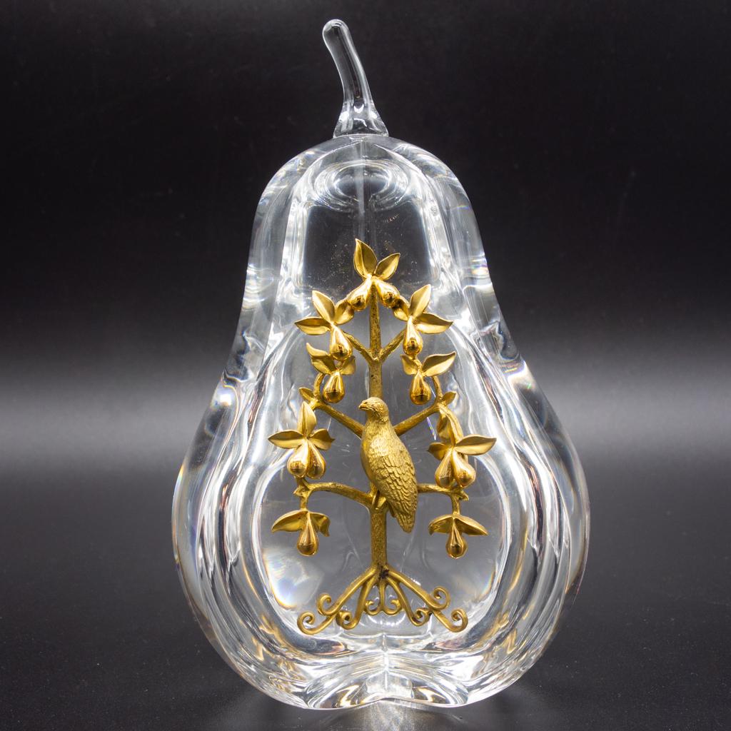 Steuben Crystal 18K Gold Partridge in a Pear Tree Cased: This is a Steuben crystal Partridge in a Pear Tree cased paperweight designed in 1968 by Lloyd Atkins. Accented with ornate 18K gold decorative details. From the estate of Mrs. Charles R. Wood of Glen