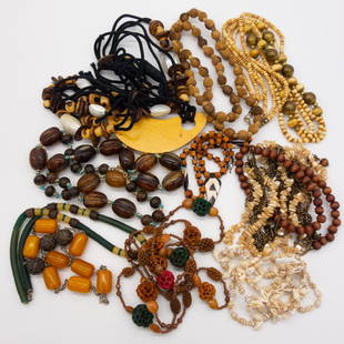 10 Vintage Ladies Fashion Necklaces incl MOP Wood: This is a lot of 10 vintage ladies fashion necklaces including a diverse array with carved Mother of Pearl (MOP), Bakelite, seeds, shell, and wood. The longest necklace is 48"