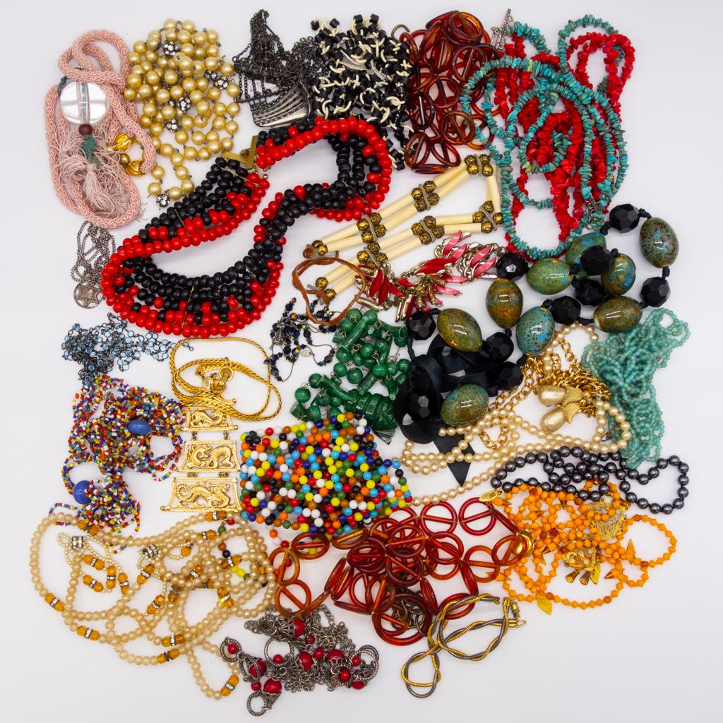 Vintage Lot 25 Eclectic Ladies Necklaces incl Beaded (1 of 1)