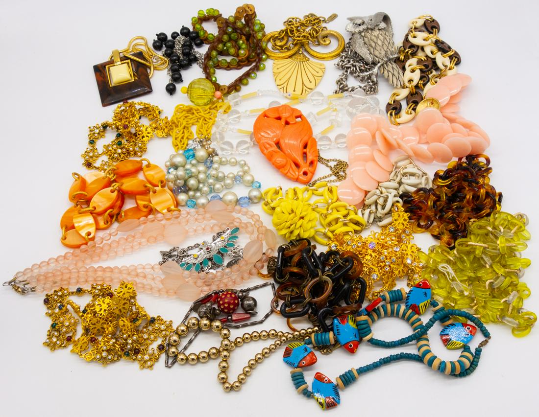 Vintage Lot 25 Ladies Fashion Necklaces incl Trifari (1 of 1)