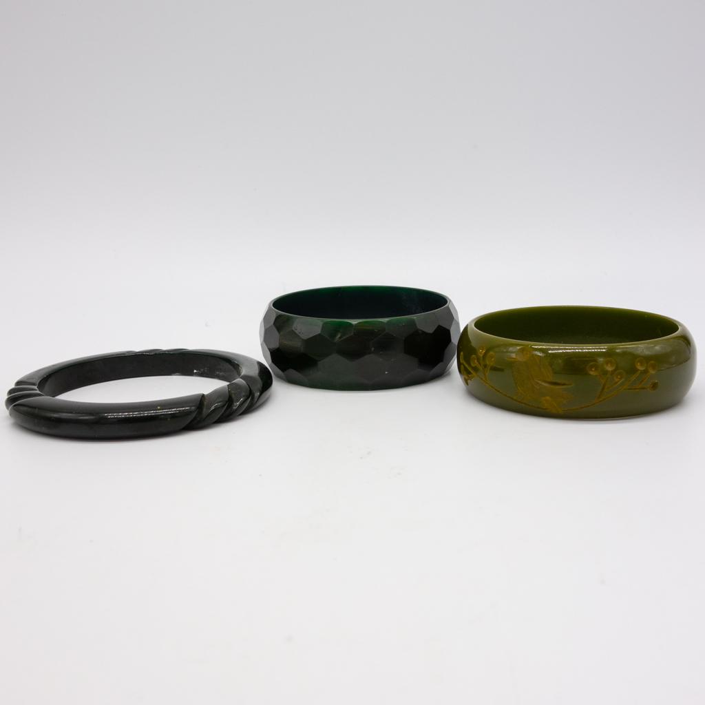 Vintage Bakelite Bangle Bracelets incl Carved Bird (1 of 1)