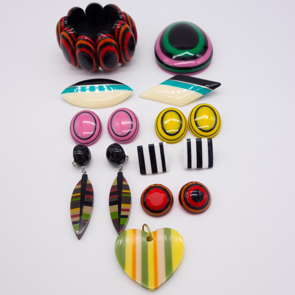 Vintage Lot 10 Laminated Plastic Jewelry incl Earrings (1 of 2)