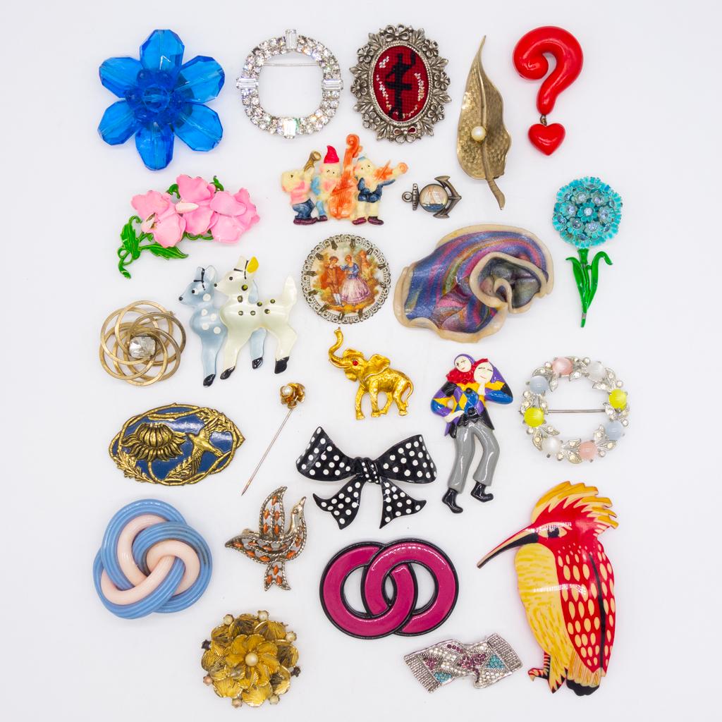 Vintage Lot 25 Ladies Brooch Pins incl Reverse Carved (1 of 2)