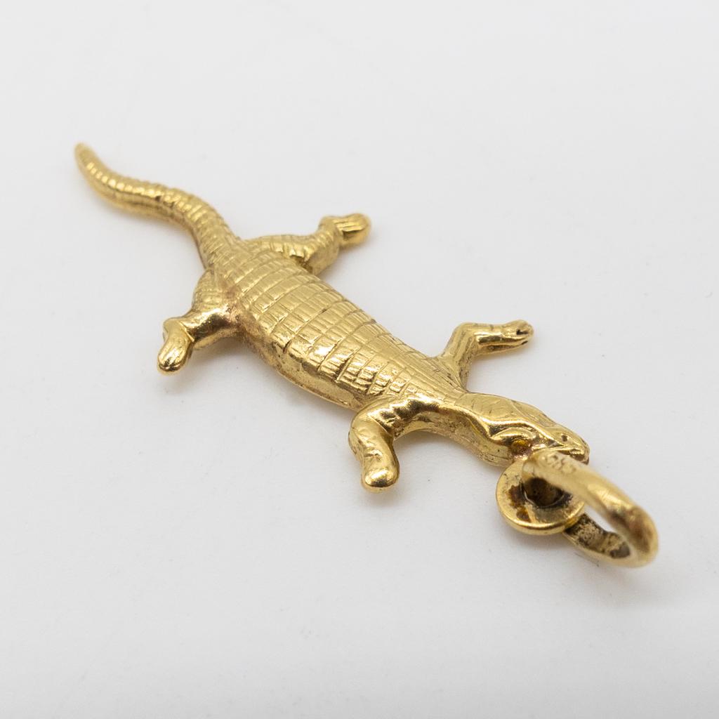 Vintage 14K Gold Figural Lizard Charm Bracelet Charm: This is a vintage 14K yellow gold figural lizard charm bracelet charm. 1 1/4 x 1/2". It weighs 1.5g