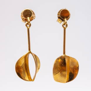 18K Gold Modern Falkoping Sweden Earrings Signed KP: This is a vintage pair of earrings made by Karl-Erik Palmberg of Falkoping, Sweden in 1976. Rendered in fine 18K yellow gold, these dangle earrings feature a sleek Modernist style. Marked for maker, 1