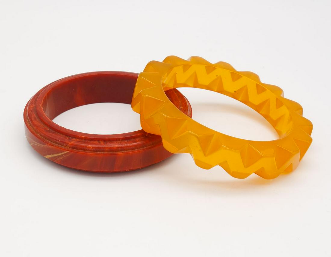 Vintage Mid Century Carved Marbled Red and Apple Juice Bakelite Bangle Bracelets (1 of 4)