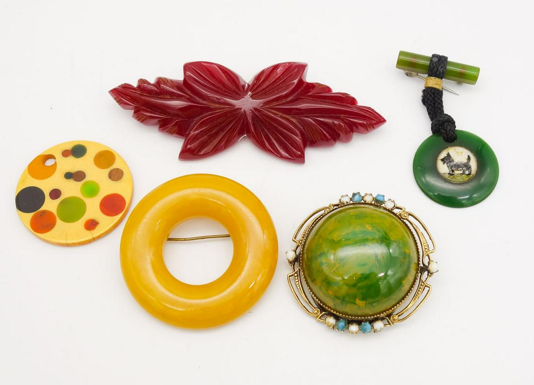 Vintage Mid Century Bakelite Jewelry Lot incl 4 Brooches and Pendant (1 of 3)