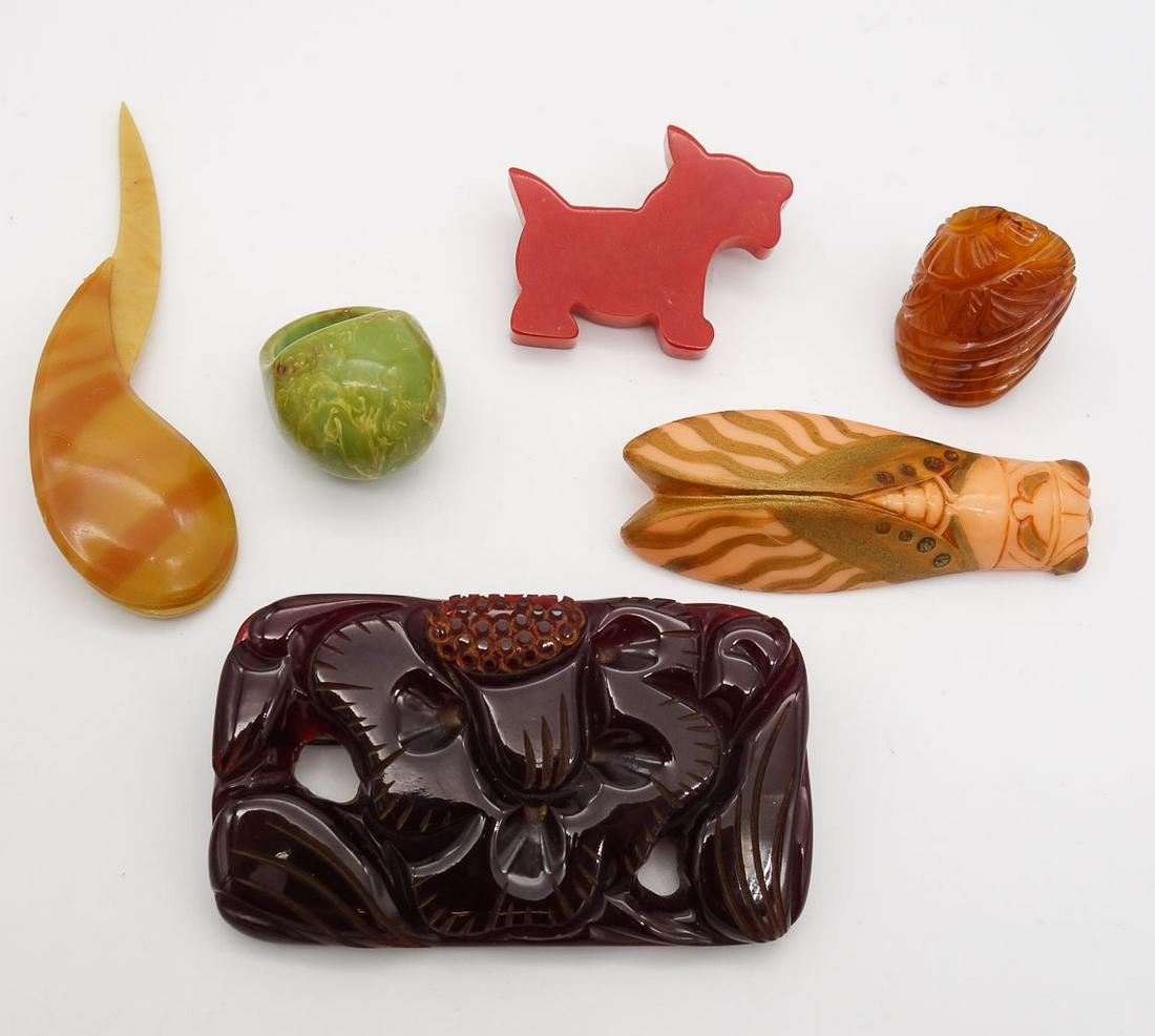 Vintage Bakelite and Plastic Brooches and Ring incl Cicada, Floral, Bakelite Ring and Scotty Dog Pin (1 of 7)