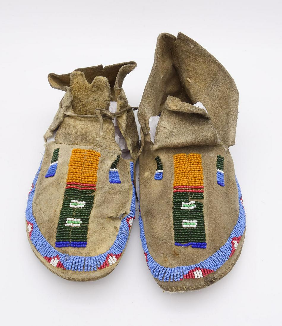 Antique Sioux Native American Pair Beaded Hide Moccasins (1 of 9)