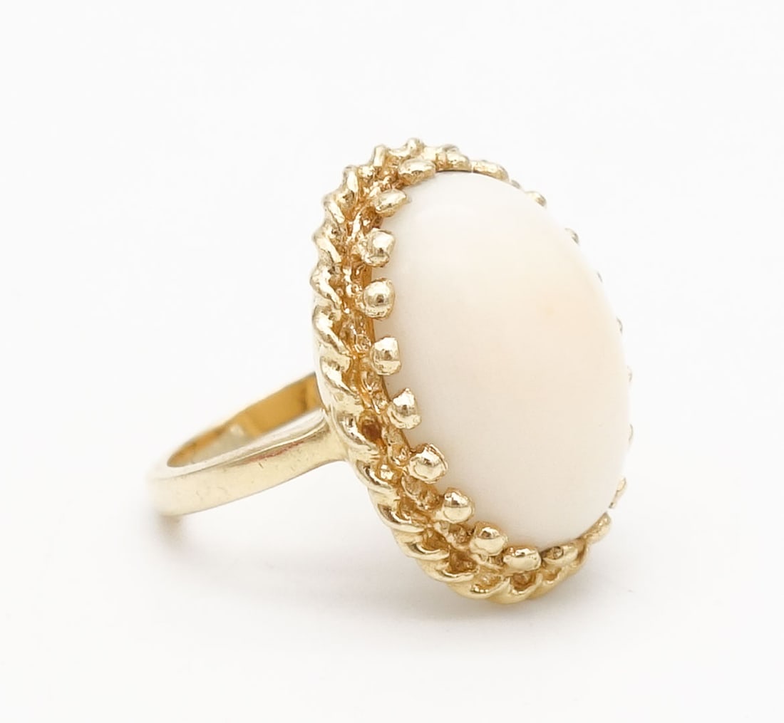 Vintage 14K Gold Angel Skin Coral Cabochon Ladies Ring Size 4.75 (1 of 5)