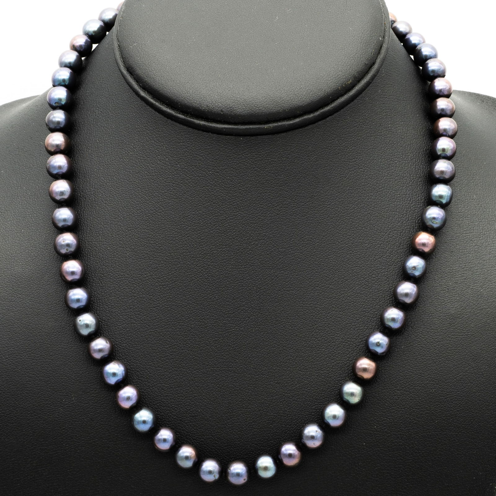 18" 14k Gold, Lavender Jade, and Black Pearl Necklace: Lot 253 18" 14k Gold, Lavender Jade, and Black Pearl Necklace Black Pearl, 14k Gold, Lavender Jade Stamped: 14K585 Length: 18.5 in. Avg Pearl: 8 mm Clasp: .8 x .55 x .27 in. 37.6 g