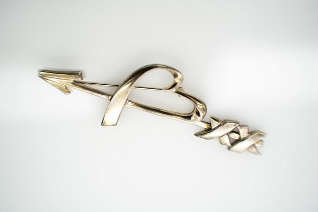 Tiffany & Co. Paloma Picasso, Heart & Arrow Kiss Sterling Silver Brooch (1 of 4)