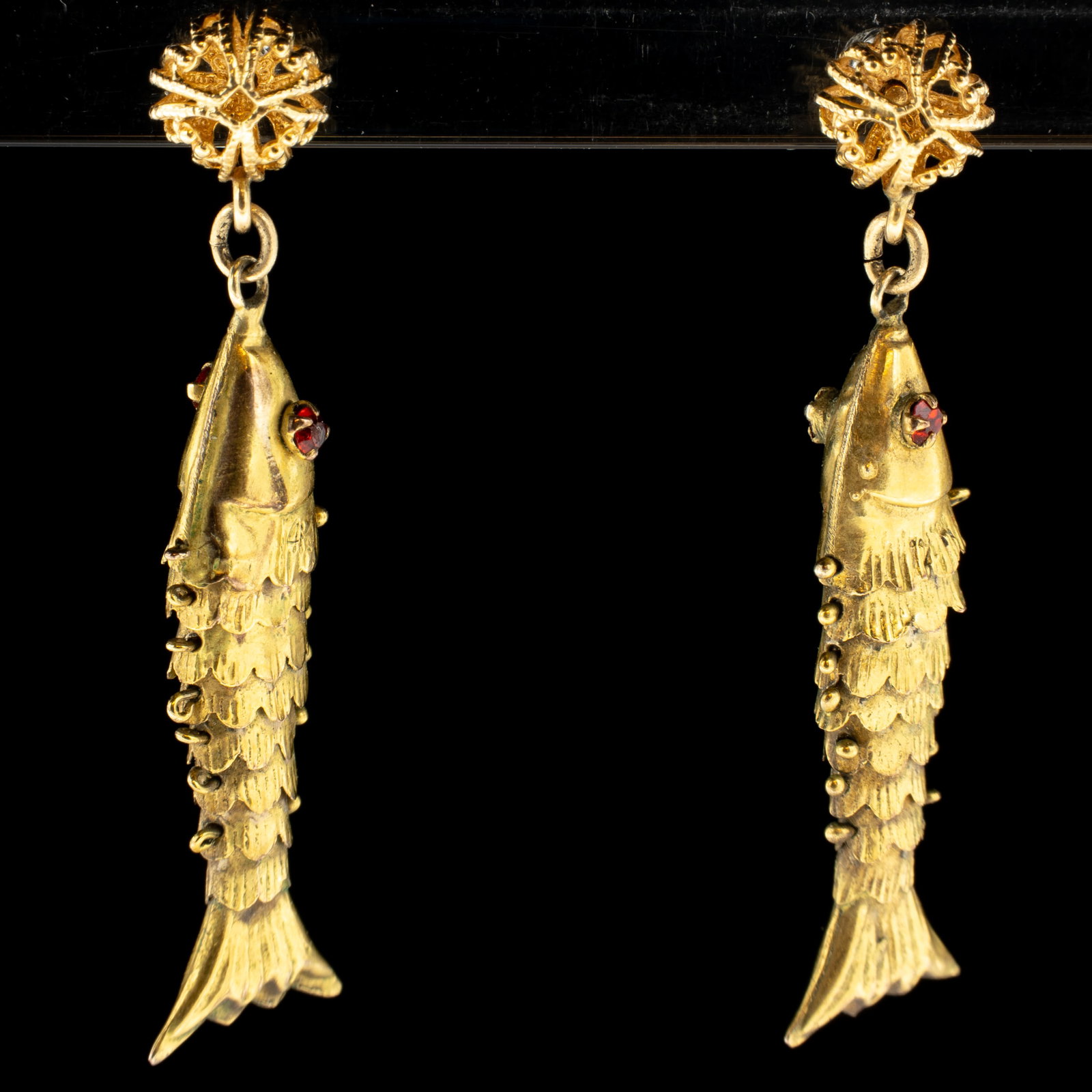 Vintage 14k Gold Articulating Jointed Fish Earrings: Lot 5 Vintage 14k Gold Articulating Jointed Fish Earrings Description: Stamped twice on each fish: 14K Each keeper stamped: 14KT Material: 14k Gold, Red brilliant Dimensions: Each E