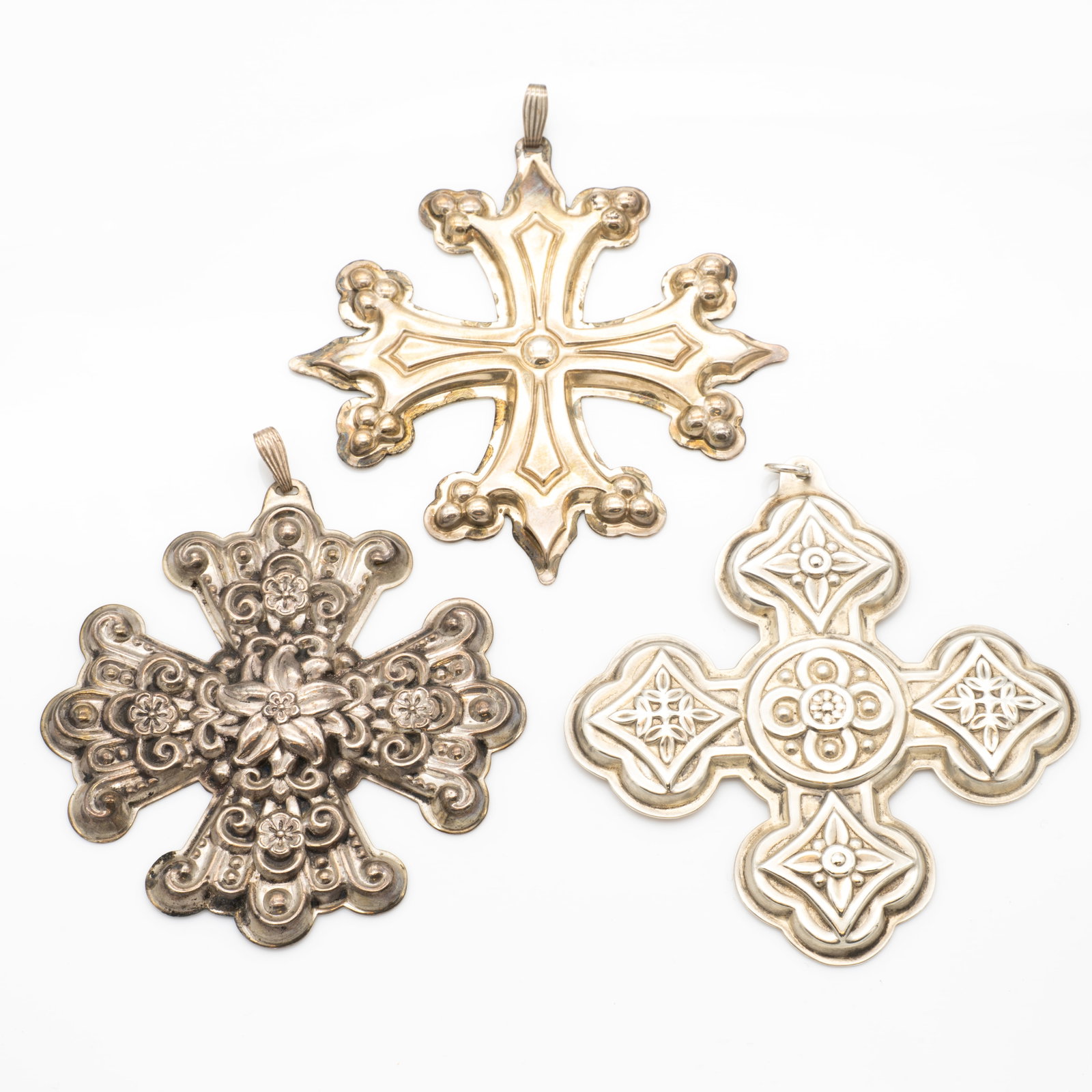 Lot of 3 Sterling Silver Reed Barton Christmas Ornaments: Lot 234 Lot of 3 Sterling Silver Reed Barton Christmas Ornaments Description: Includes one original bag. Each Stamped Verso: Christmas Cross / REED [ampersand] BARTON / STERLING [mistletoe hallmark] S