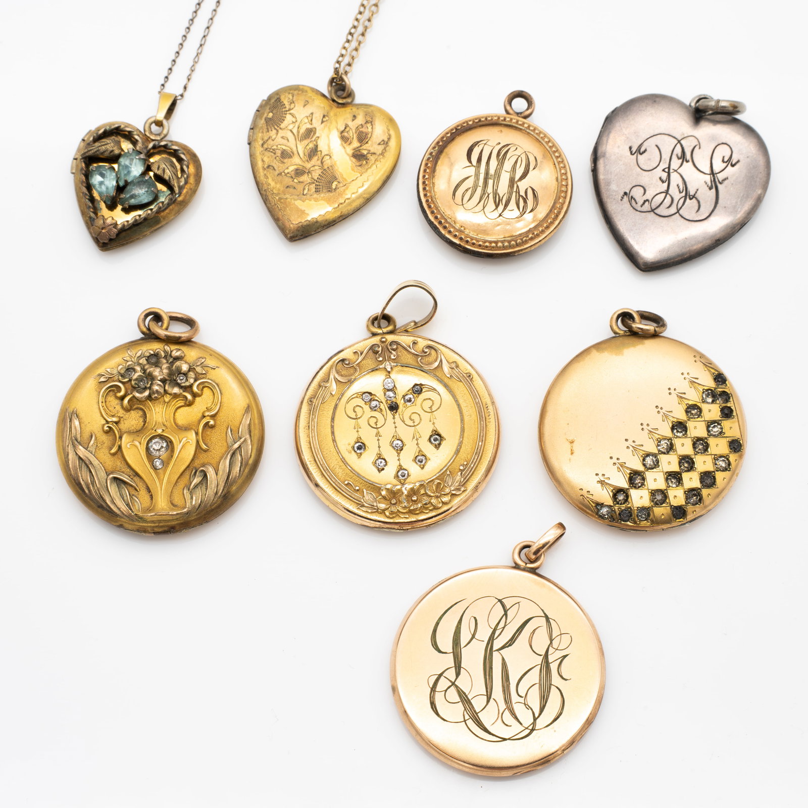 8 Antique Victorian Gold GF Lockets Incl Sterling Silver: Lot 267 8 Antique Victorian Gold GF Lockets Incl Sterling Silver Description: Includes 2 chains. One Gold GF and one Sterling. Silver Locket Stamped: STERLING / STERLING Dimensions: Smallest (jewelle