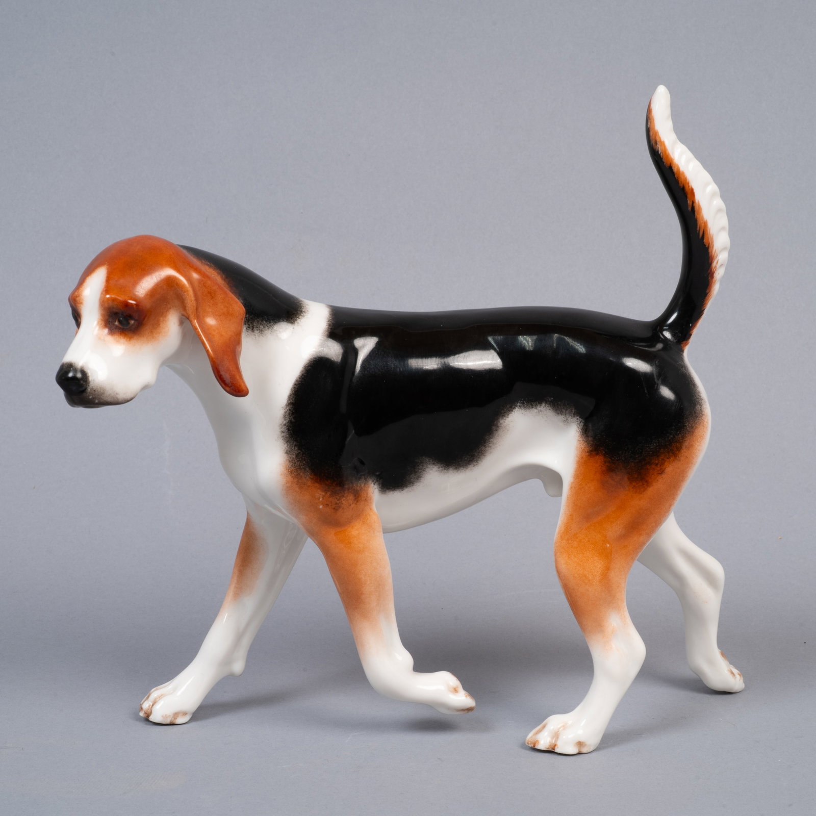 Boehm Porcelain Figurine, Tricolor American Foxhound in Standing Pose: Lot 278 Boehm Porcelain Figurine, Tricolor American Foxhound in Standing Pose Description: This is a porcelain figure by Boehm, depicting an American Foxhound in a standing pose. Hand-painted in a hig
