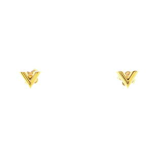 Louis Vuitton Essential V Stud Earrings Metal: Louis Vuitton Essential V Stud Earrings Metal Exterior Color: Gold Material: Metal RBJ no: EG.LV.ERAS.MTAL Item No: 122784/4 Brand Code: LE1118 SIZE AND FIT: Height/Length: 8