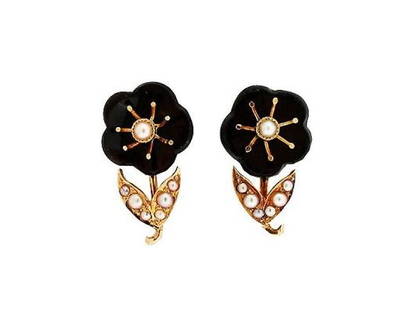 14K Yellow Gold with Onyx & Akoya Pearl Pin & Earrings Set: 14K Yellow Gold with Onyx & Akoya Pearl Pin & Earrings Set SKU: RBJ385-2-46-01C9A Condition: Pre-Owned Metal: Yellow Gold Stone Size and Fit: Size: 1 3/4 x 15/16", 3 Akoya Pearls: