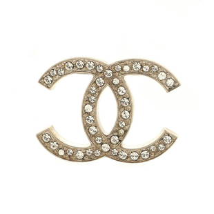 Chanel CC Brooch Metal with Crystals: Chanel CC Brooch Metal with Crystals Exterior Color: Gold Collateral: Box Store Location: Online Only Material: Crystal, Metal CLAIR CODE: BO.CH.CORH.MTS Item No: 124991/5 Brand