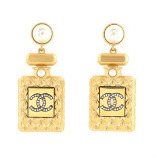 Chanel CC Perfume Bottle Dangle Earrings Metal with Faux Pearls: Chanel CC Perfume Bottle Dangle Earrings Metal with Faux Pearls Exterior Color: Gold Collateral: Box Store Location: Online Only Material: Faux Pearl, Metal Item No: 117670/92 Brand