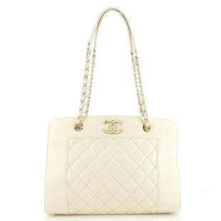 Chanel Mademoiselle Vintage Shopping Tote Quilted Sheepskin Medium: Chanel Mademoiselle Vintage Shopping Tote Quilted Sheepskin Medium CLAIR CODE: HB.CH.MDST.QSHE.ME Item No: 125209/199 Brand Code: 23105808 SIZE AND FIT: 12.5"W x 10"H x 5"D, 10" handle