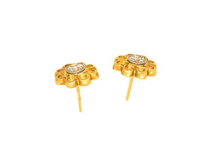 Pretty 18k Yellow Gold Flower Bezel Set Diamond Earrings: Pretty 18k Yellow Gold Flower Bezel Set Diamond Earrings SKU: RBJsf785_4725753086055 Condition: Pre-Owned 18k Yellow GoldDiamond: 0.90 ct twdTotal Weight: 5.9 grams Note: All Sales are final.