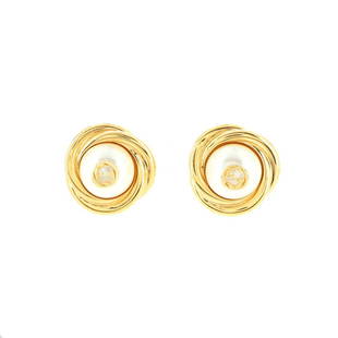 Gucci Interlocking G Round Clip-On Earrings Metal and Faux Pearls: Gucci Interlocking G Round Clip-On Earrings Metal and Faux Pearls Exterior Color: Gold Collateral: Box, Pouch Material: Faux Pearl, Metal Ref. no: EG.GC.ILNS.MFPS Item No: 126129/1