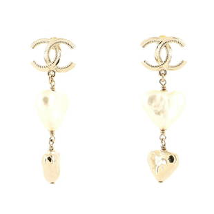 Chanel CC Heart Dangle Earrings Metal and Faux Pearl: Chanel CC Heart Dangle Earrings Metal and Faux Pearl Exterior Color: Gold Collateral: Box: Protective Case Material: Faux Pearl, Metal Ref. no: EG.CH.CGHS.MFL Item No: 137457/1 
