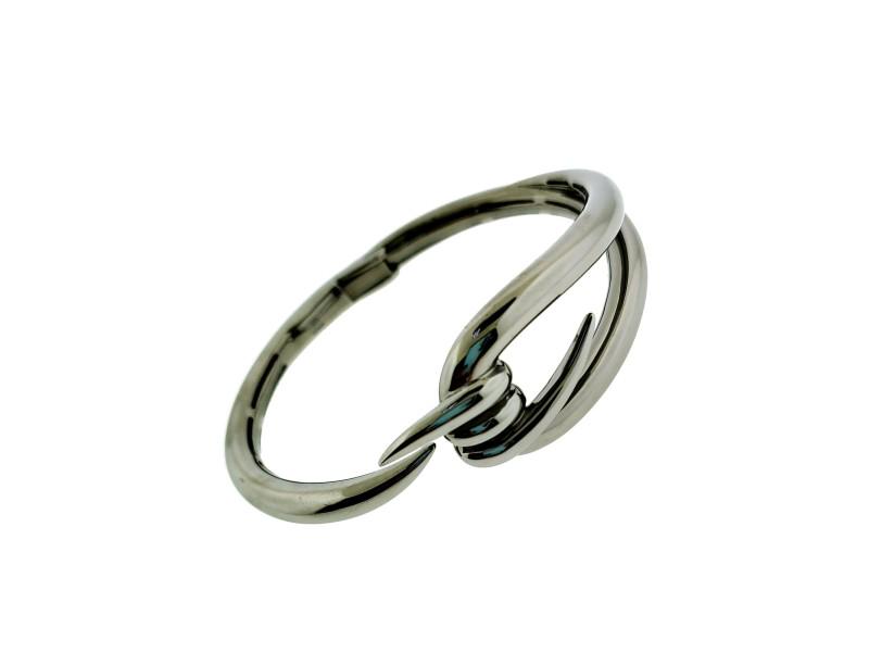 Stephen Webster Forget Me Knot Barb Bangle Black Rhodium Plated Silver Large: Stephen Webster Forget Me Knot Barb Bangle Black Rhodium Plated Silver Large Product Code: 264863106659-E Brand: Stephen Webster Condition: Never Worn Metal: Sterling Silver Model: 264863106659-E