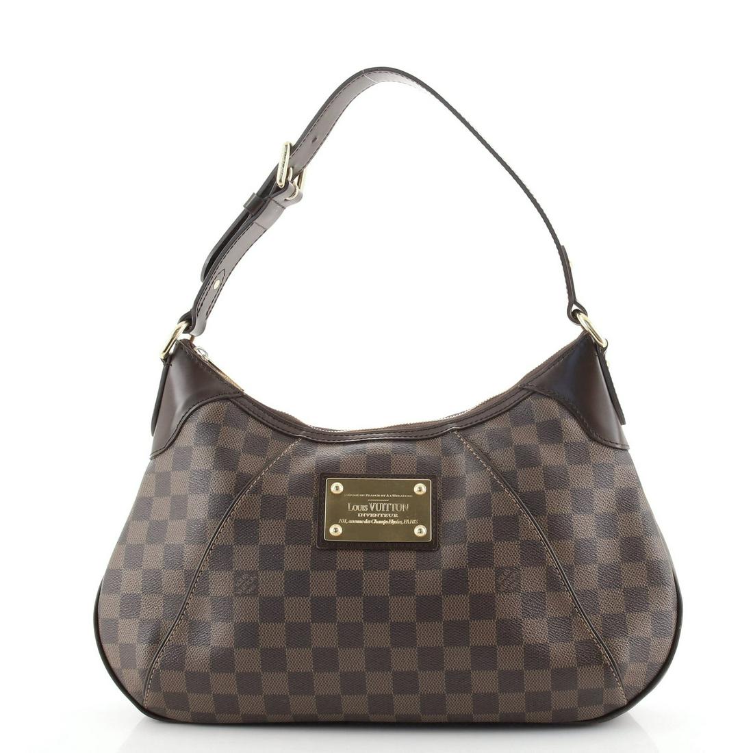 Louis Vuitton Thames Handbag Damier GM: Louis Vuitton Thames Handbag Damier GM RBJ no: HB.LV.THA.DR.GM Item No: 134157/1 Brand Code: MI0089 SIZE AND FIT: 15.5"W x 9"H x 2.5"D, 8-9" handle drop Exterior Color: Brown Interior Color: Red <