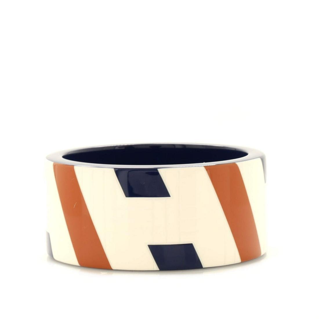 Hermes H Bangle Bracelet Resin Wide: Hermes H Bangle Bracelet Resin Wide Exterior Color: Multicolor Material: Resin Collateral: Box, Pouch Accessories: Box, Pouch Item No: 183789/26 SIZE AND FIT: Circumference: 7.5 ", Width: 1.25 " <