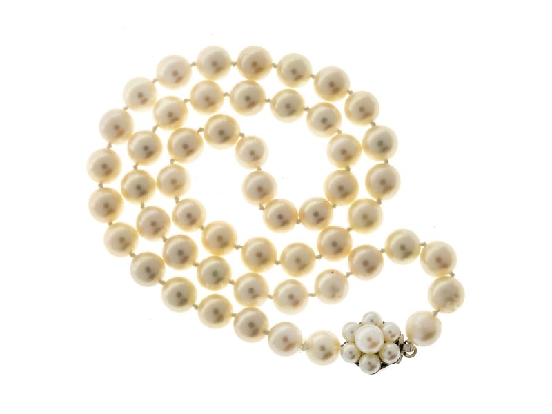 14K White Gold With Pearl Necklace: 14K White Gold With Pearl Necklace Product Code: 364-400-1005-01C9A Condition: Pre-Owned Metal: White Gold Stone: Pearl Model Size and Fit: Length: 16.5", 1 Pearl Size on Clasp: 5mm, 6 Pearl Size