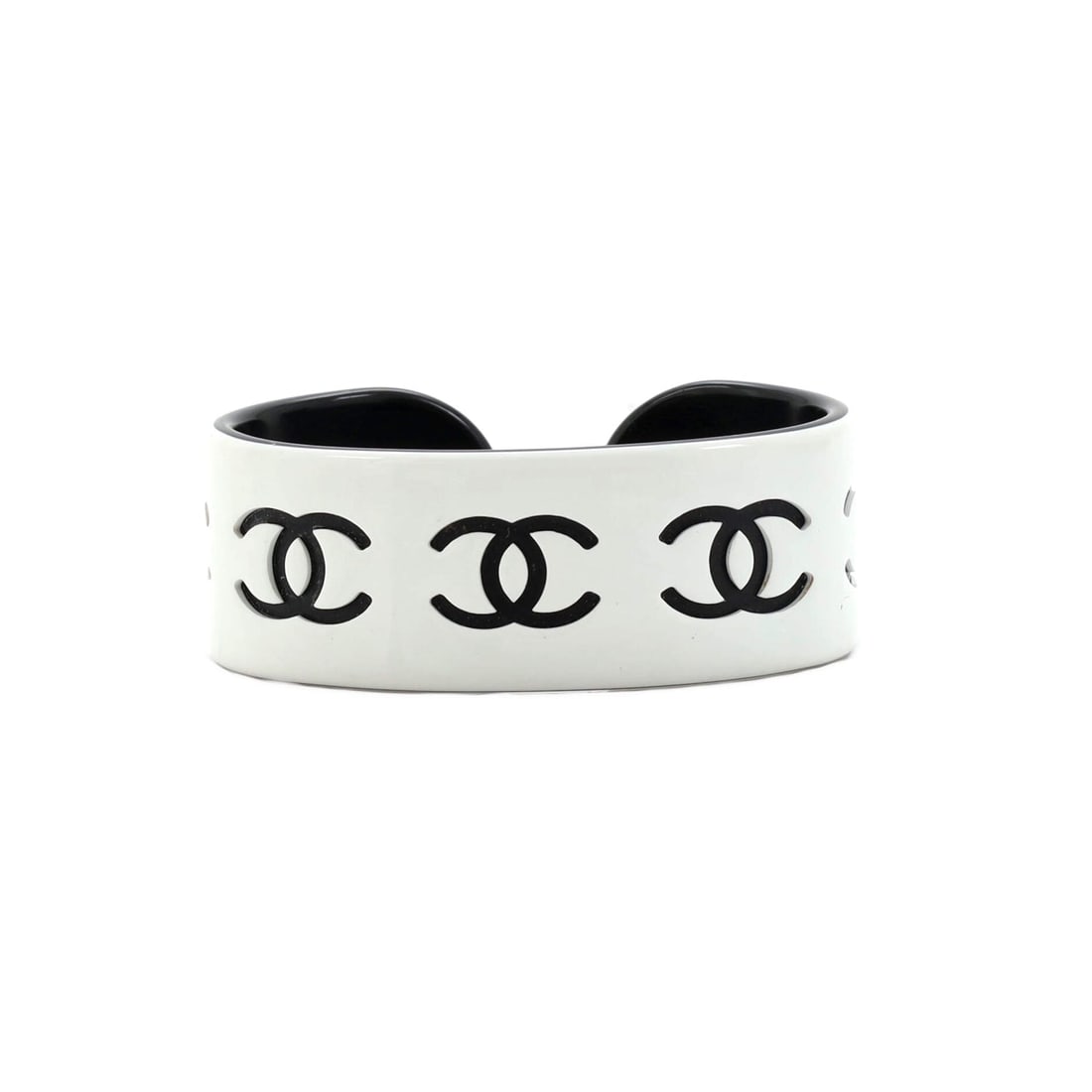 Chanel Coco Cuff Bracelet Resin Wide: Chanel Coco Cuff Bracelet Resin Wide Exterior Color: White Material: Resin Collateral: Box Accessories: No accessories RBJ no: BT.CH.COFCT.RSNN.WI Item No: 233462/1 Brand Code: 0